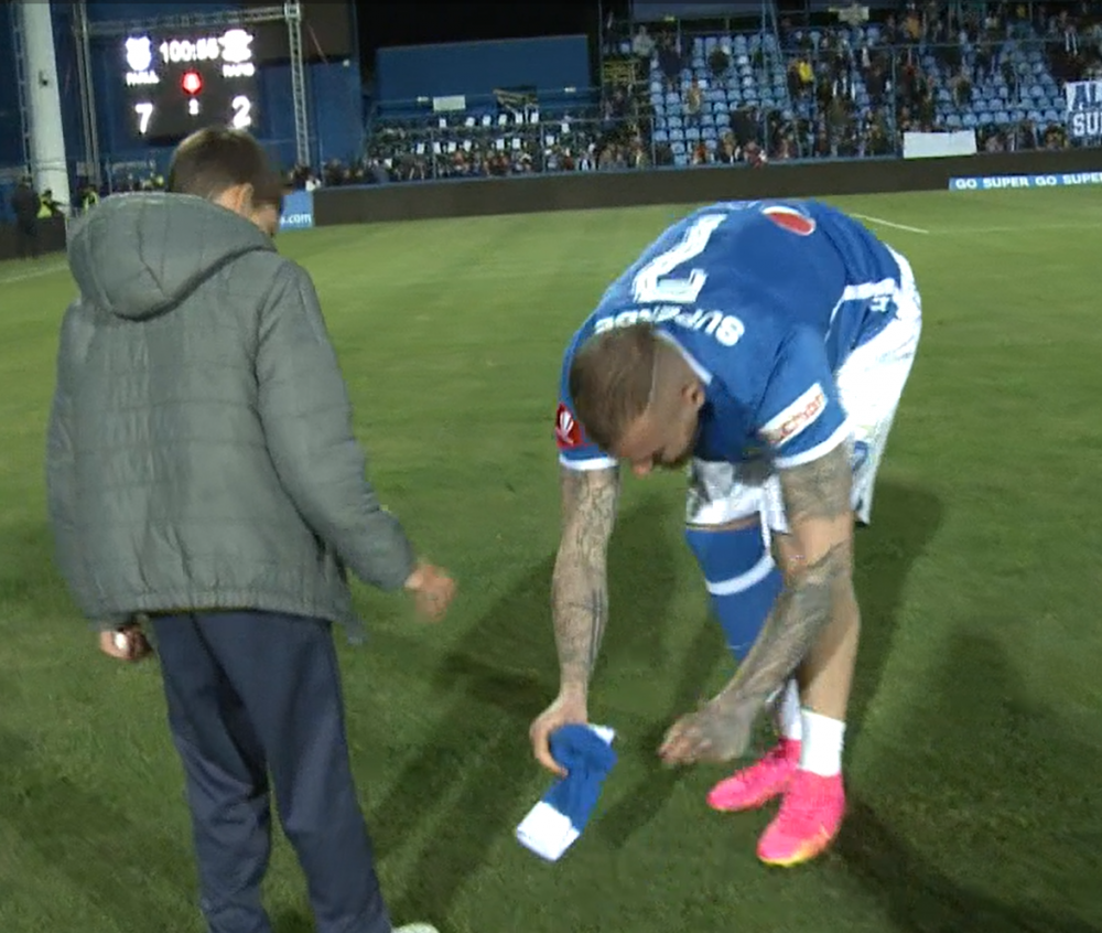 Gest superb făcut de Denis Alibec după Farul - Rapid 7-2! Nu i-a putut oferi tricoul unui puști, dar i-a garantat o amintire de neuitat _2