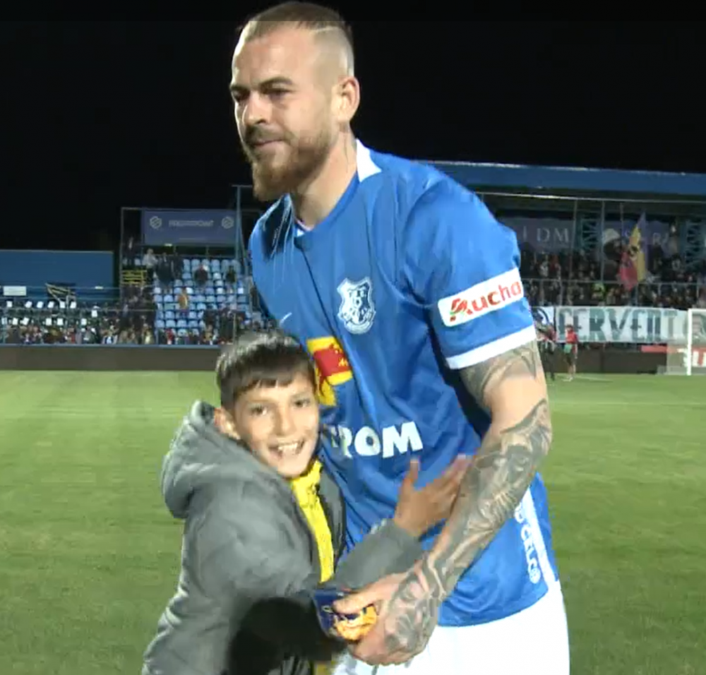 Gest superb făcut de Denis Alibec după Farul - Rapid 7-2! Nu i-a putut oferi tricoul unui puști, dar i-a garantat o amintire de neuitat _3