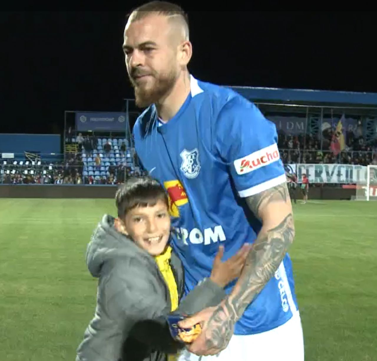 Gest superb făcut de Denis Alibec după Farul - Rapid 7-2! Nu i-a putut oferi tricoul unui puști, dar i-a garantat o amintire de neuitat _3