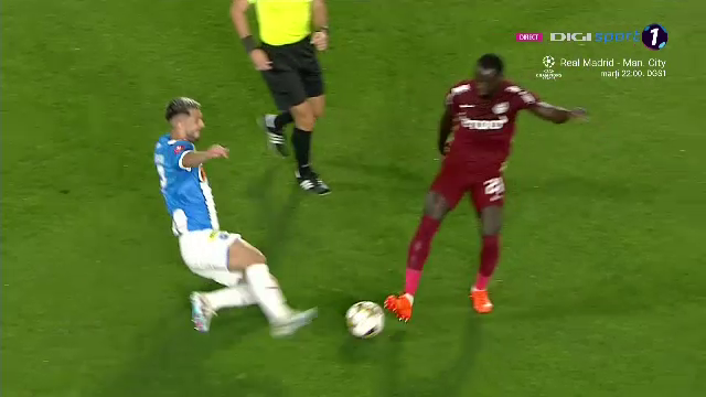 A fost roșu sau galben? Andrei Ivan a scăpat ca prin urechile acului. VAR-ul l-a salvat de o eliminare_8