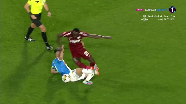 A fost roșu sau galben? Andrei Ivan a scăpat ca prin urechile acului. VAR-ul l-a salvat de o eliminare_11