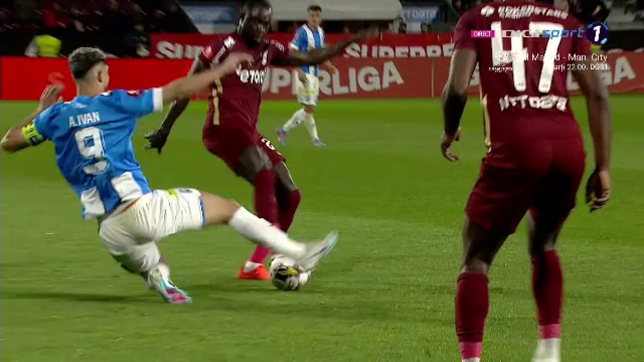 A fost roșu sau galben? Andrei Ivan a scăpat ca prin urechile acului. VAR-ul l-a salvat de o eliminare_18