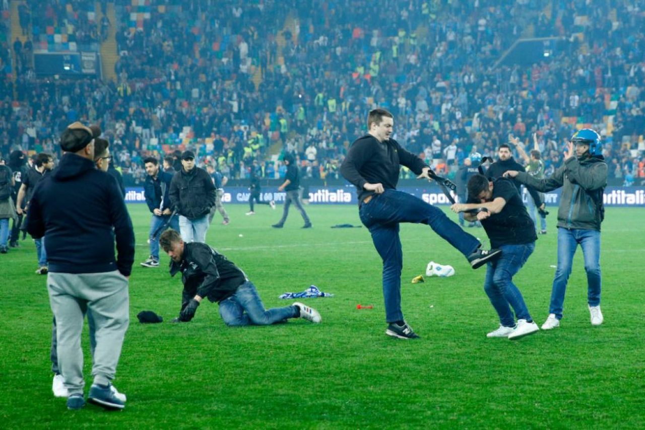 Fanii lui Napoli au început să vândă gazonul de pe Dacia Arena! Cât costă o brazdă de iarbă_3