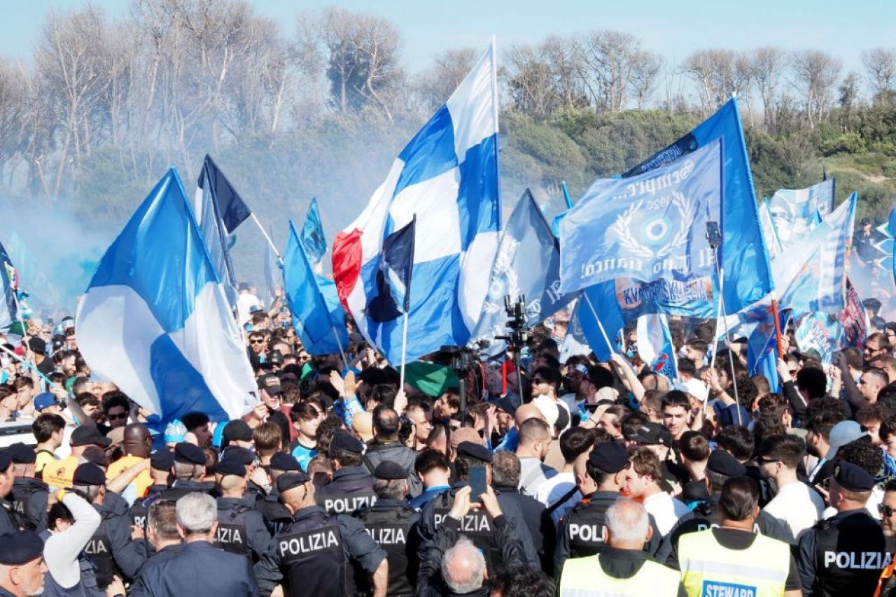 Fanii lui Napoli au început să vândă gazonul de pe Dacia Arena! Cât costă o brazdă de iarbă_6