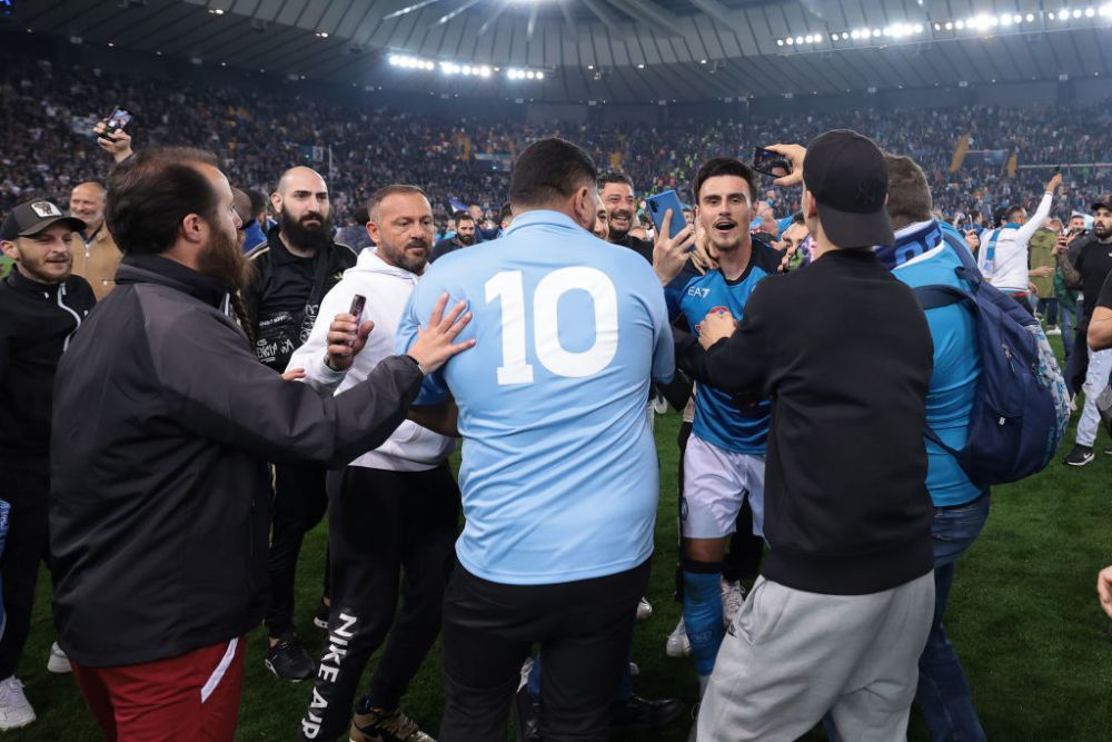 Fanii lui Napoli au început să vândă gazonul de pe Dacia Arena! Cât costă o brazdă de iarbă_9