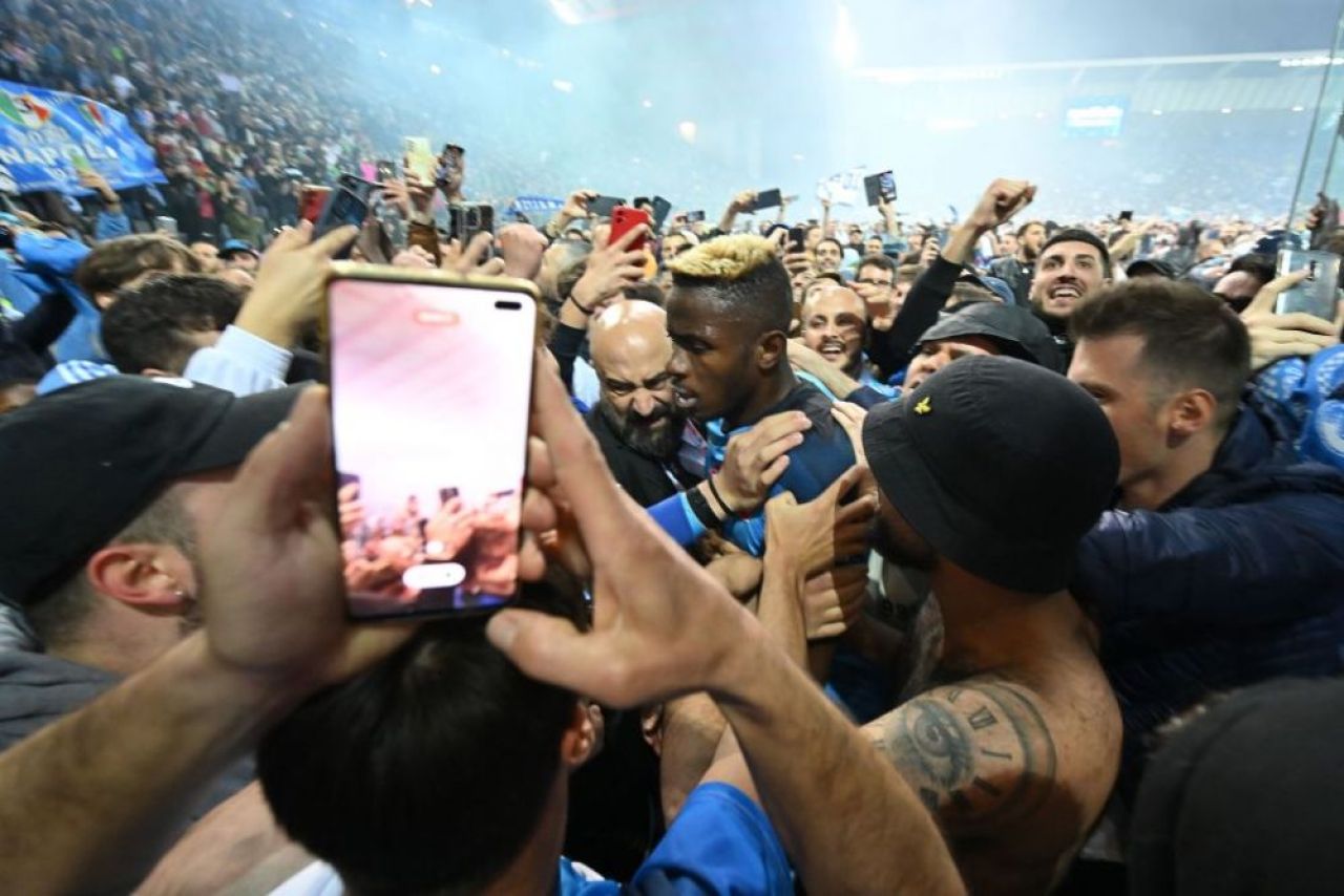 Fanii lui Napoli au început să vândă gazonul de pe Dacia Arena! Cât costă o brazdă de iarbă_11