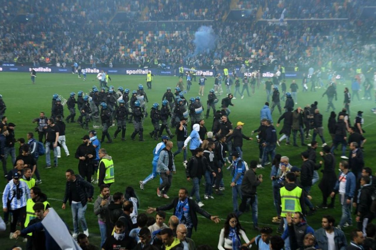 Fanii lui Napoli au început să vândă gazonul de pe Dacia Arena! Cât costă o brazdă de iarbă_13