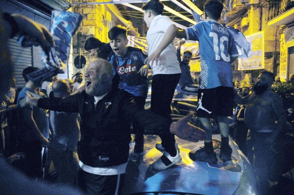 Fanii lui Napoli au început să vândă gazonul de pe Dacia Arena! Cât costă o brazdă de iarbă_15