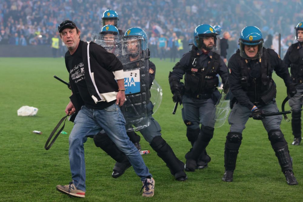 Fanii lui Napoli au început să vândă gazonul de pe Dacia Arena! Cât costă o brazdă de iarbă_17