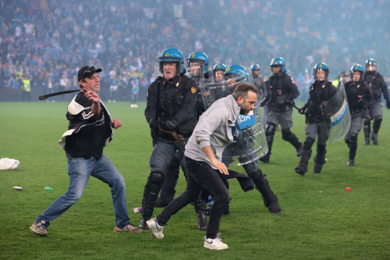 Fanii lui Napoli au început să vândă gazonul de pe Dacia Arena! Cât costă o brazdă de iarbă_17