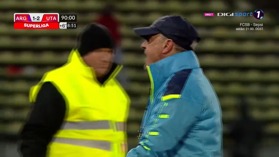Final tensionat de meci la Pitești! Mircea Rednic a intenționat să scoată echipa de pe teren în meciul cu FC Argeș_3