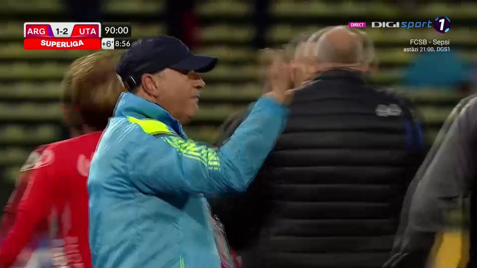 Final tensionat de meci la Pitești! Mircea Rednic a intenționat să scoată echipa de pe teren în meciul cu FC Argeș_4