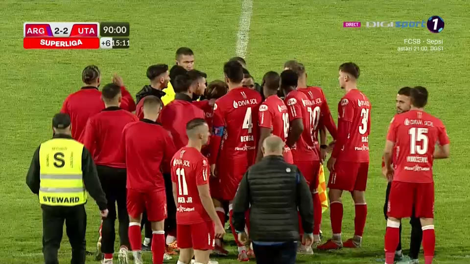 Final tensionat de meci la Pitești! Mircea Rednic a intenționat să scoată echipa de pe teren în meciul cu FC Argeș_10