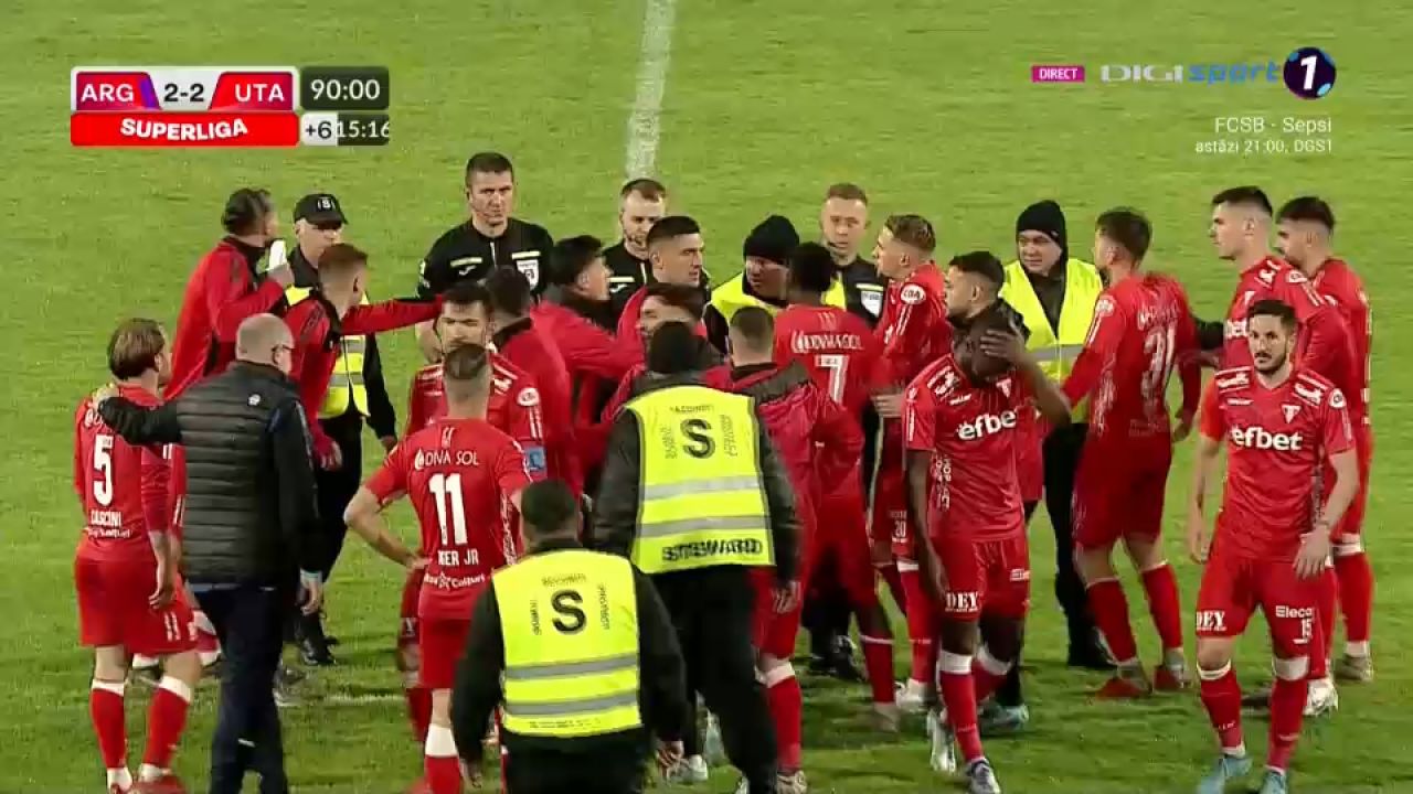 Final tensionat de meci la Pitești! Mircea Rednic a intenționat să scoată echipa de pe teren în meciul cu FC Argeș_11