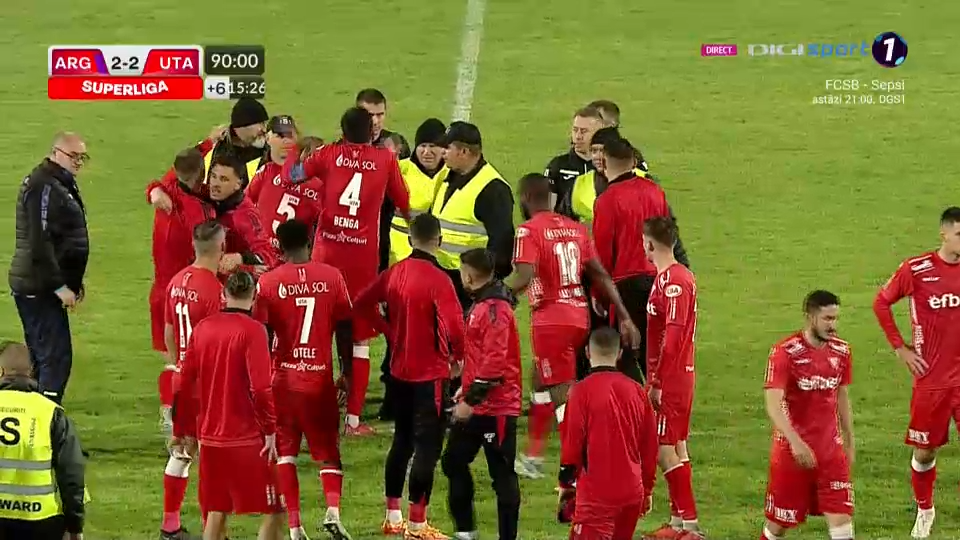 Final tensionat de meci la Pitești! Mircea Rednic a intenționat să scoată echipa de pe teren în meciul cu FC Argeș_14