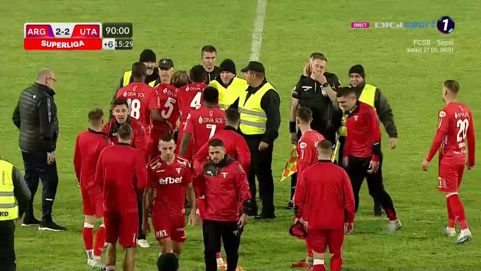Final tensionat de meci la Pitești! Mircea Rednic a intenționat să scoată echipa de pe teren în meciul cu FC Argeș_15
