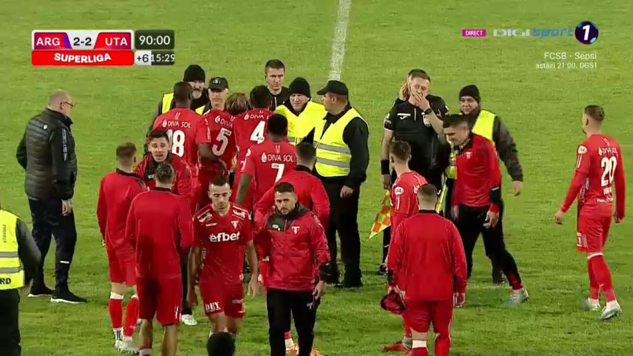 Final tensionat de meci la Pitești! Mircea Rednic a intenționat să scoată echipa de pe teren în meciul cu FC Argeș_15