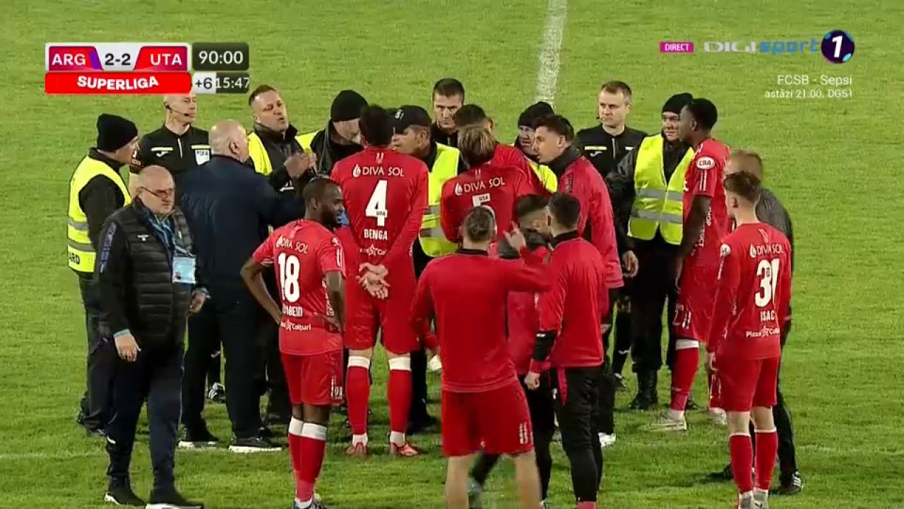 Final tensionat de meci la Pitești! Mircea Rednic a intenționat să scoată echipa de pe teren în meciul cu FC Argeș_18