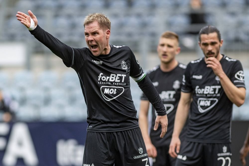 Campionatul puternic din Europa &icirc;n care fotbaliști de 40, 41 și 42 de ani marchează pe bandă rulantă!