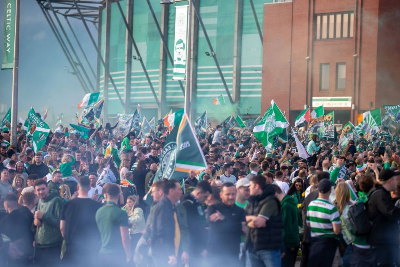 ”Back to Paradise”! Așa au fost primiți fotbaliștii lui Celtic după ce echipa a câștigat titlul de campioană cu numărul 53_9
