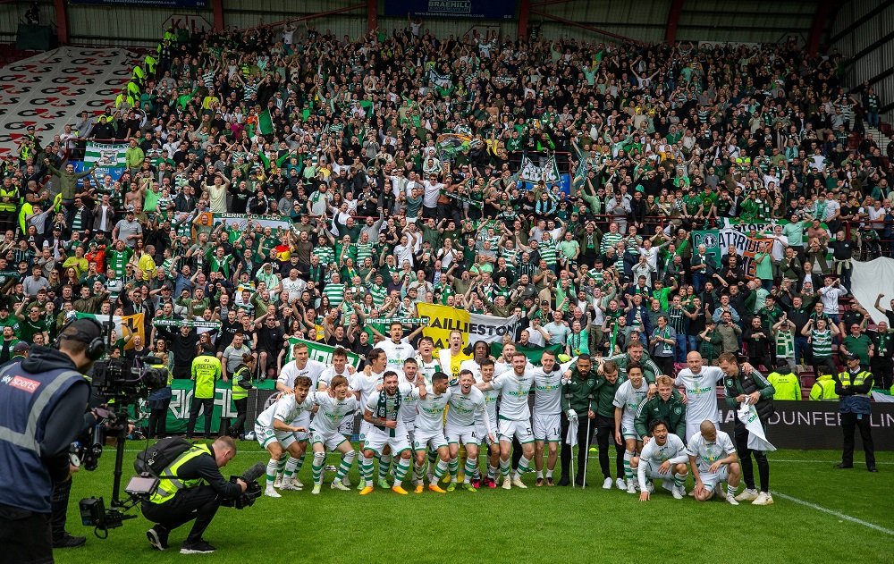 ”Back to Paradise”! Așa au fost primiți fotbaliștii lui Celtic după ce echipa a câștigat titlul de campioană cu numărul 53_10