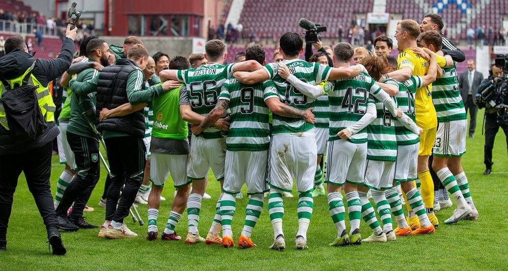 ”Back to Paradise”! Așa au fost primiți fotbaliștii lui Celtic după ce echipa a câștigat titlul de campioană cu numărul 53_11