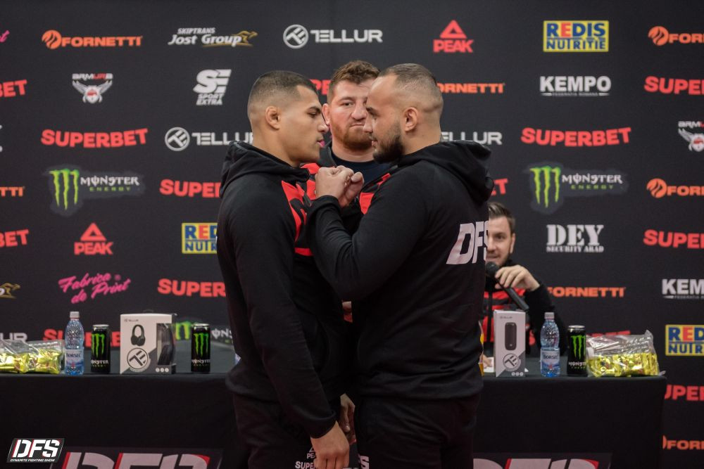 Luptătorii se &icirc;nt&acirc;lnesc la mall cu fanii &icirc;naintea galei Cod Roșu la Buzău