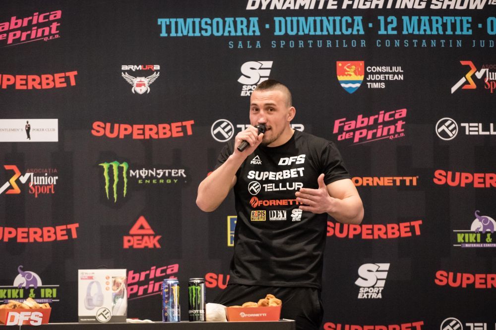 Luptătorii se întâlnesc la mall cu fanii înaintea galei Cod Roșu la Buzău_5