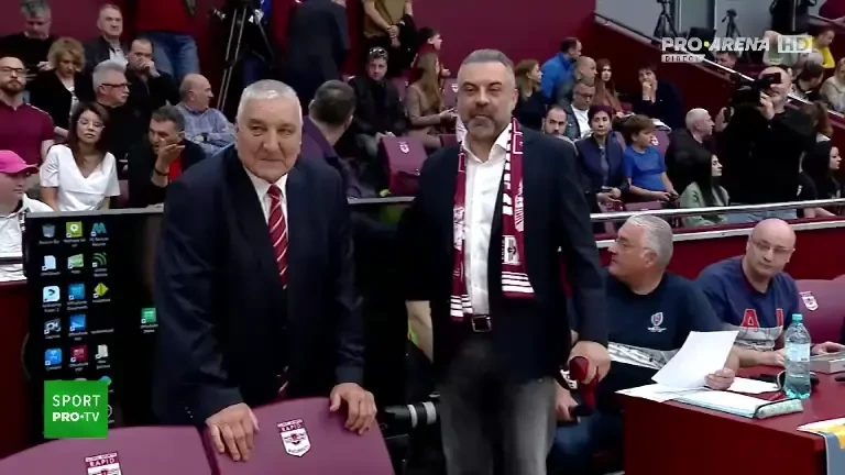 Momente emoționante &icirc;nainte de Rapid - Bistrița! Fanii giuleșteni i-au c&acirc;ntat lui Rică Răducanu de ziua lui