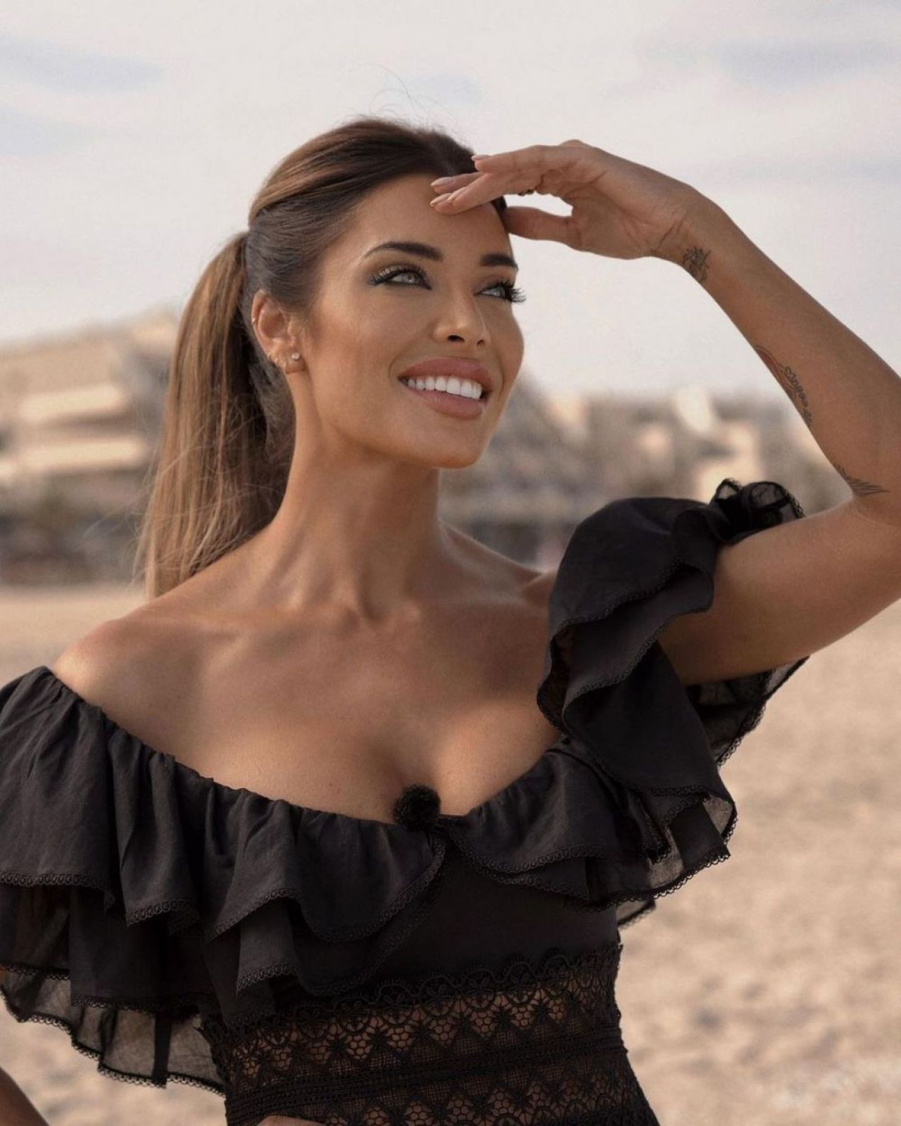 Nici nu zici că are patru copii! S-a pozat în costum de baie la 45 de ani și arată fabulos! Fotografii incendiare cu soția lui Sergio Ramos_26