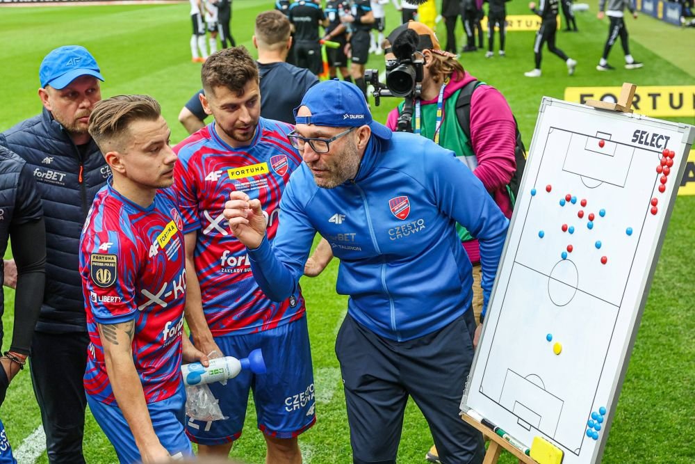 I-a luat din liga a treia și i-a dus în Champions League! Cariera de joc video a antrenorului echipei cu doi români_4
