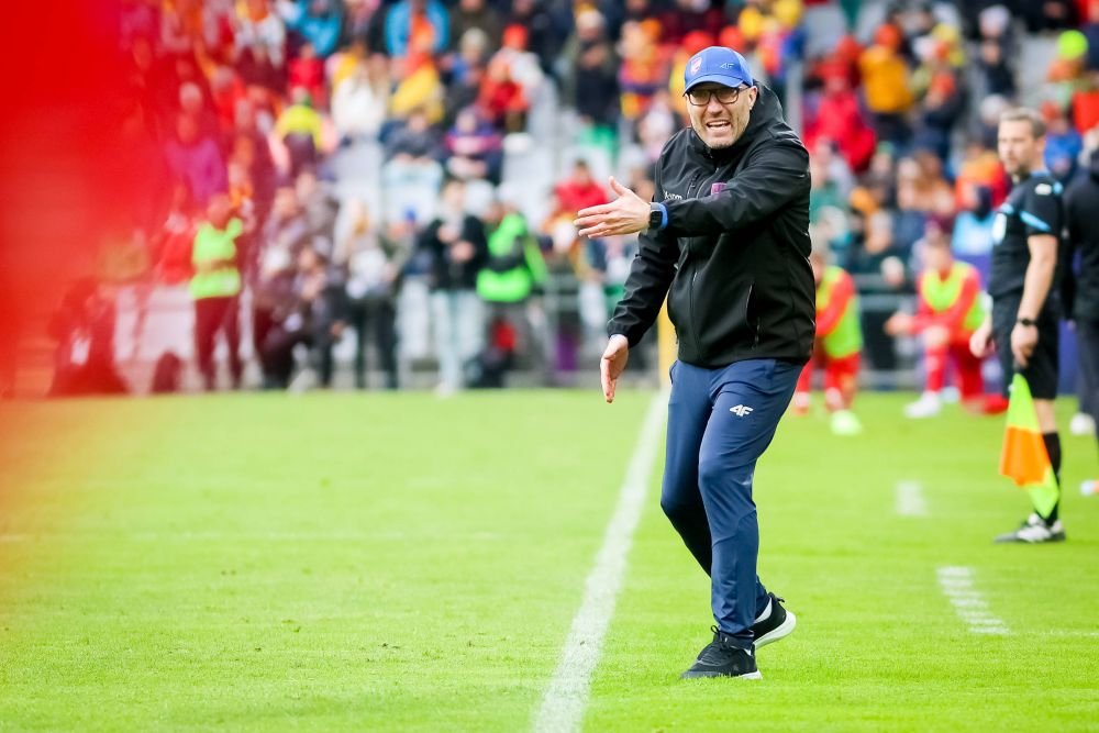 I-a luat din liga a treia și i-a dus în Champions League! Cariera de joc video a antrenorului echipei cu doi români_5