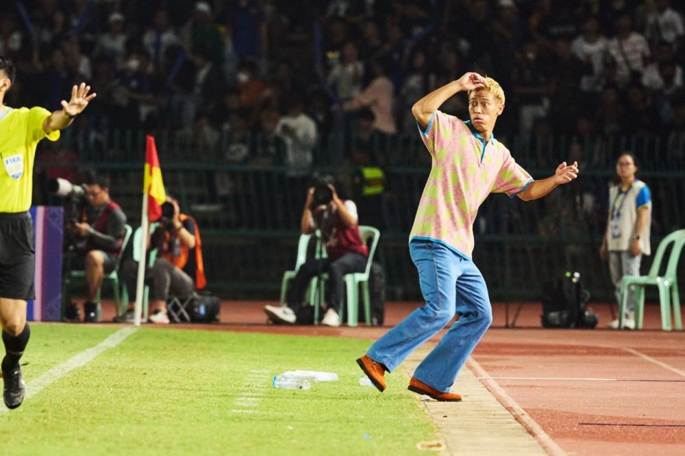 Legenda de la AC Milan care, &icirc;n paralel, a antrenat Cambodgia și a jucat &icirc;n Australia, Olanda, Brazilia, Azerbaidjan și Lituania, și-a dat demisia!