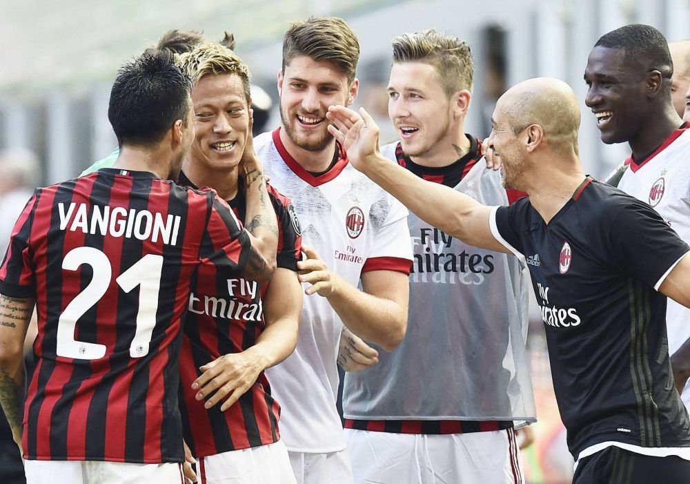 Legenda de la AC Milan care, în paralel, a antrenat Cambodgia și a jucat în Australia, Olanda, Brazilia, Azerbaidjan și Lituania, și-a dat demisia!_13