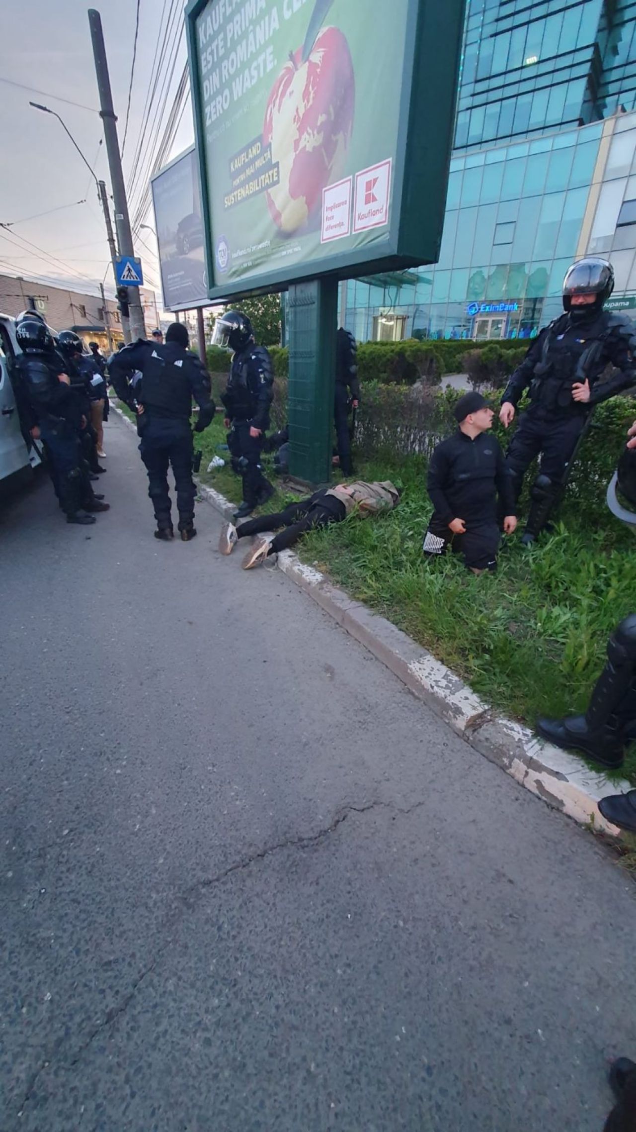 Arestați la Galați! Fanii lui Dinamo, puși la pământ înainte de meci_1