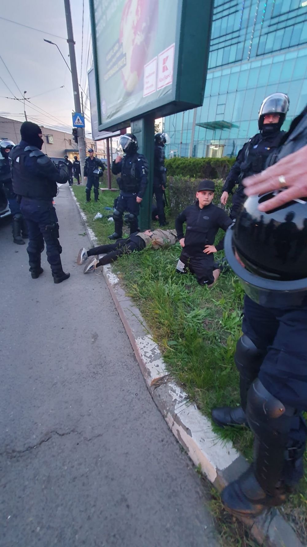 Arestați la Galați! Fanii lui Dinamo, puși la pământ înainte de meci_2