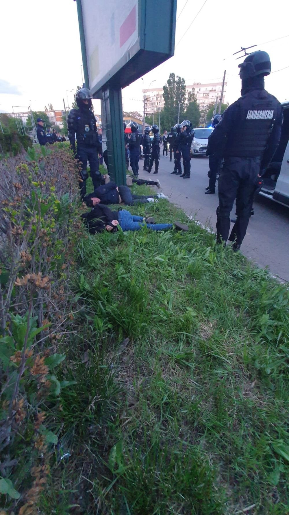 Arestați la Galați! Fanii lui Dinamo, puși la pământ înainte de meci_3