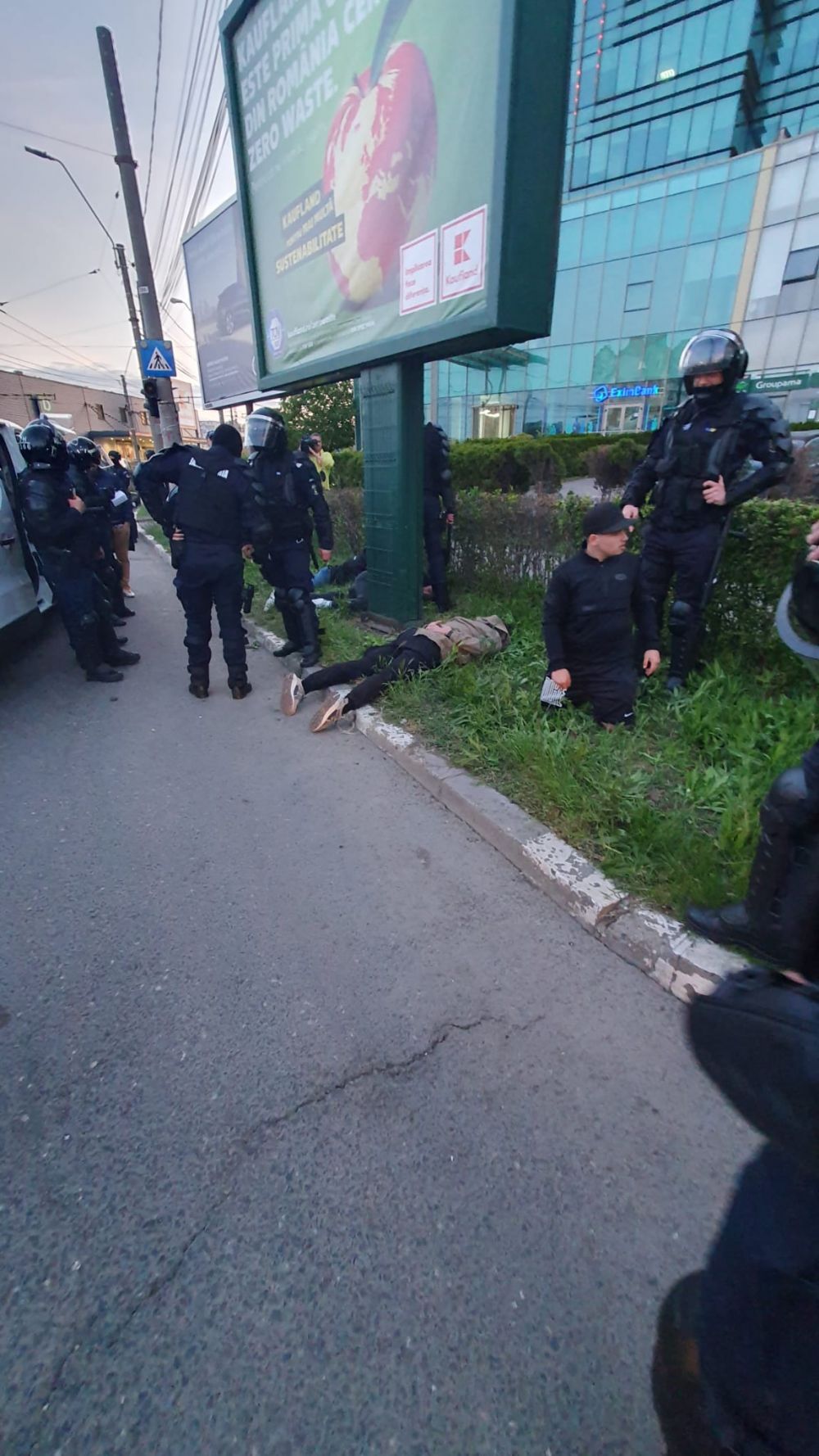 Arestați la Galați! Fanii lui Dinamo, puși la pământ înainte de meci_4