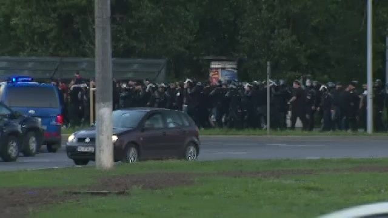 Arestați la Galați! Fanii lui Dinamo, puși la pământ înainte de meci_6