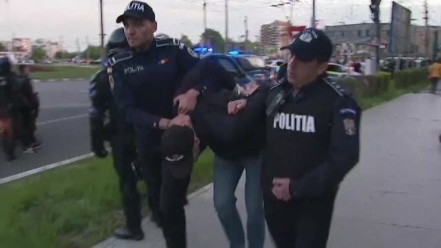 Arestați la Galați! Fanii lui Dinamo, puși la pământ înainte de meci_8