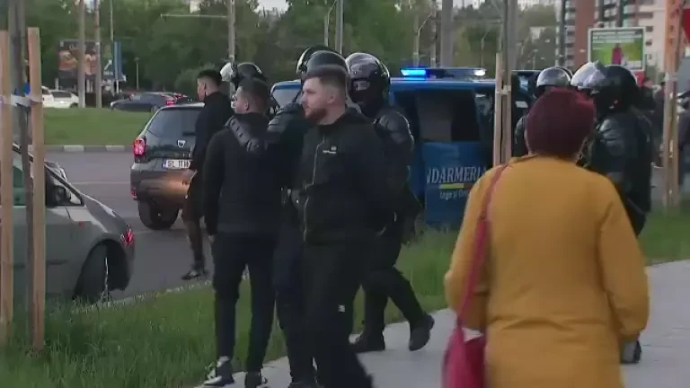Fani ai lui Dinamo, arestați la Galați înaintea meciului cu Oțelul (11.05.2023)