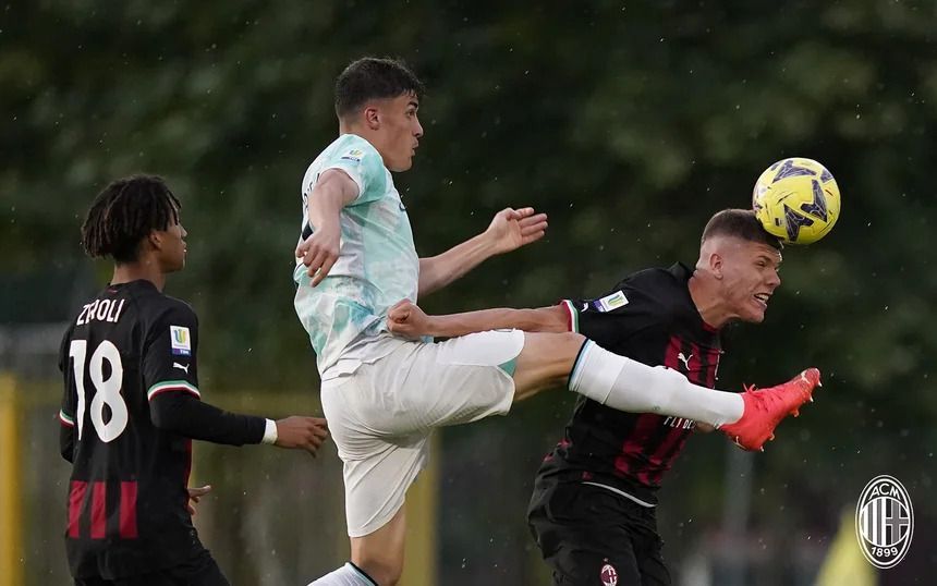 Fotbalistul român care a fost un dezastru în derby-ul Milan - Inter! ”A șutat direct în afara centrului sportiv”_4