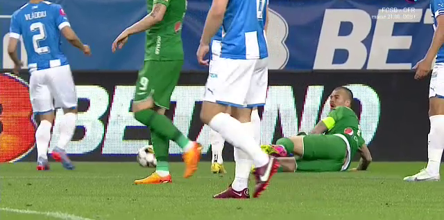 Penalty acordat cu VAR la Universitatea Craiova - Farul! Denis Alibec a ratat incredibil_4