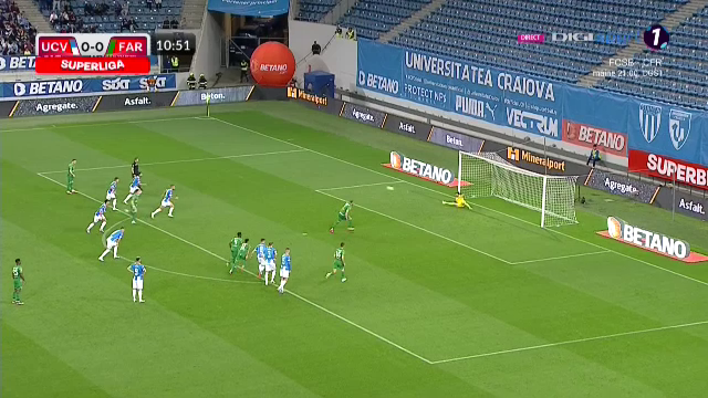 Penalty acordat cu VAR la Universitatea Craiova - Farul! Denis Alibec a ratat incredibil_11