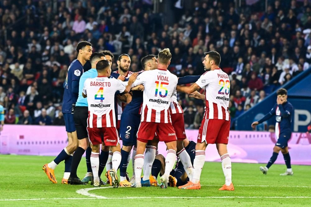 Ce se întâmplă când PSG câștigă cu 5-0: Lionel Messi e huiduit de fani, iar Achraf Hakimi se bate cu adversarii și este eliminat!_3
