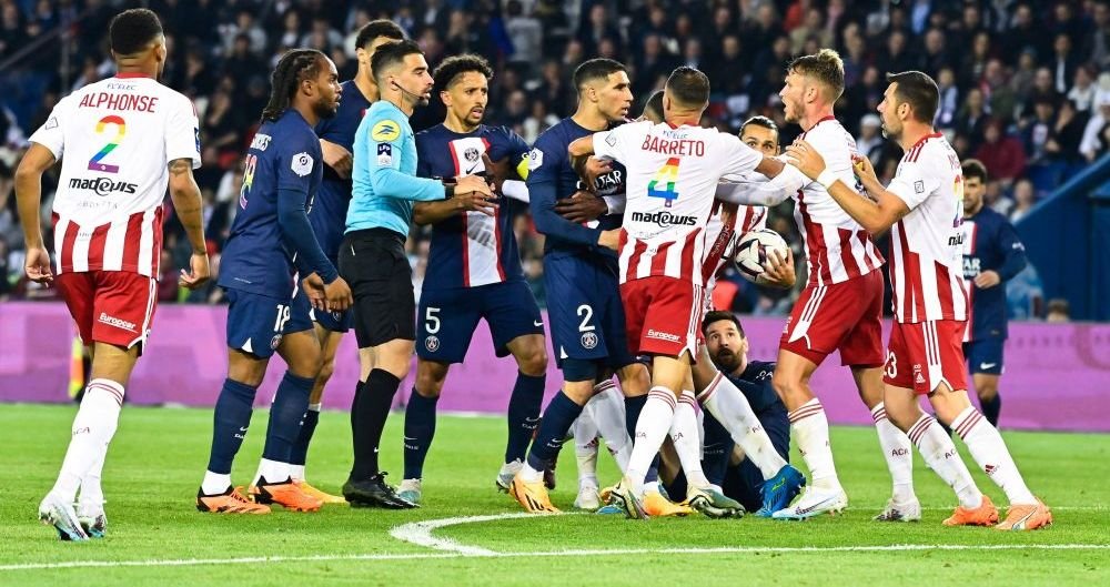 Ce se întâmplă când PSG câștigă cu 5-0: Lionel Messi e huiduit de fani, iar Achraf Hakimi se bate cu adversarii și este eliminat!_5