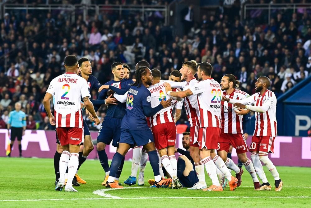 Ce se întâmplă când PSG câștigă cu 5-0: Lionel Messi e huiduit de fani, iar Achraf Hakimi se bate cu adversarii și este eliminat!_6