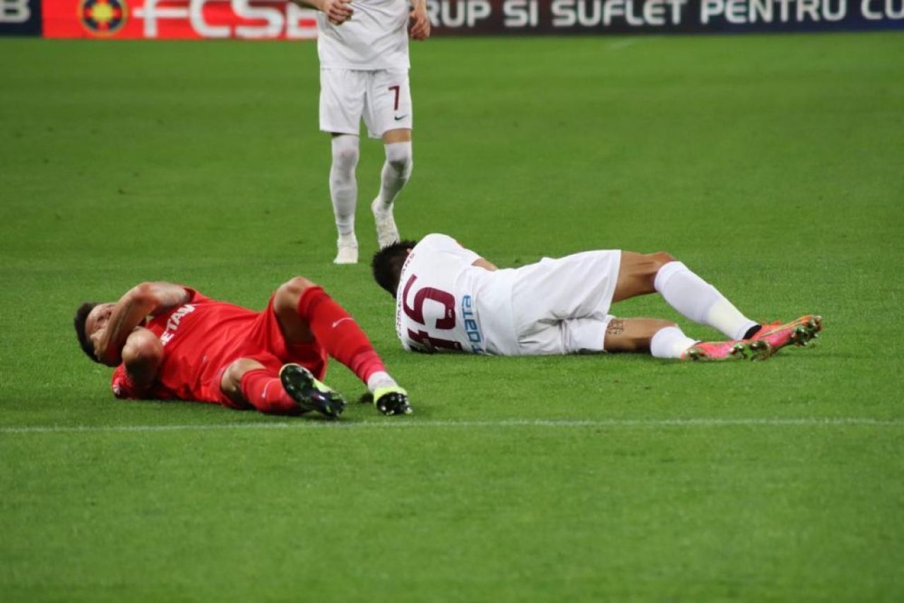 Emoții în FCSB - CFR Cluj! Cordea și Camora s-au ciocnit violent și au avut nevoie de îngrijiri medicale_1