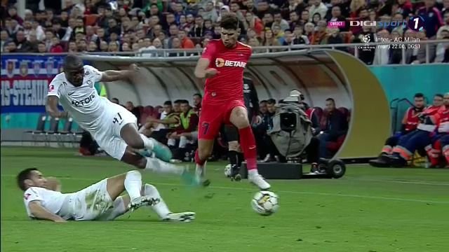 Faza zilei în FCSB - CFR Cluj! Kolinger a vrut să intre prin alunecare la Coman, dar l-a luat ”pe sus” pe propriul coleg_4