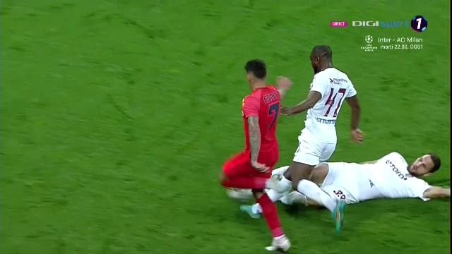 Faza zilei în FCSB - CFR Cluj! Kolinger a vrut să intre prin alunecare la Coman, dar l-a luat ”pe sus” pe propriul coleg_7